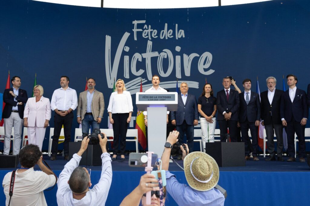 2025年6月、フランスでの大規模集会に集まったヨーロッパ各国極右政党の党首ら