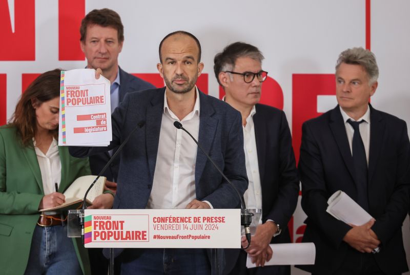 2024年6月14日、記者会見で「新人民戦線」の公約を発表する各党の党首。左からマリーヌ・トンドリエとヤニック・ジャド（緑の党）、マニュエル・ボンパール（不服従のフランス）、オリヴィエ・フォール（社会党）、ファビアン・ルーセル（フランス共産党）。