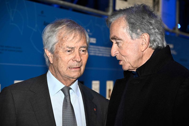 2026年1月13日、パリのグラン・パレで開かれた仏日刊紙「フィガロ」創刊200周年記念式典にて。ヴァンサン・ボロレ（左）とLVMHグループ会長ベルナール・アルノー（右）。