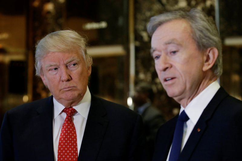 2017年1月9日、第一次トランプ政権発足に先立ちニューヨークのトランプ・タワーで会談したドナルド・トランプ（左）とベルナール・アルノー（右）。