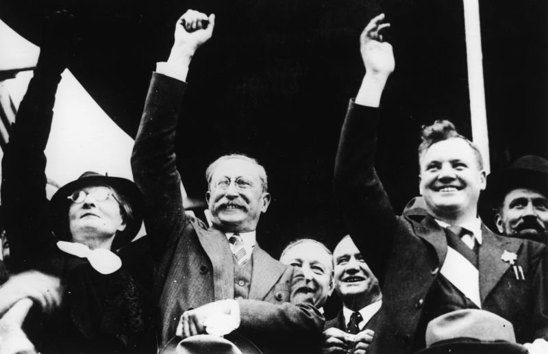 1936年、人民戦線結成初期。レオン・ブリュム（中央）とフランス共産党（PCF）書記長モーリス・トレーズ（右）