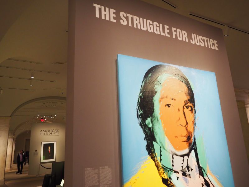 写真７　ワシントンD.C.にあるスミソニアン・ナショナル・ポートレート・ギャラリー。米大統領の肖像が先住民と並べてあり国家による植民の歴史を想起させる展示設計。トランプの大統領就任後に「二度弾劾された」などの記載があったトランプ肖像画のキャプションが撤去され、館長は辞任させられた。（撮影：小森真樹）