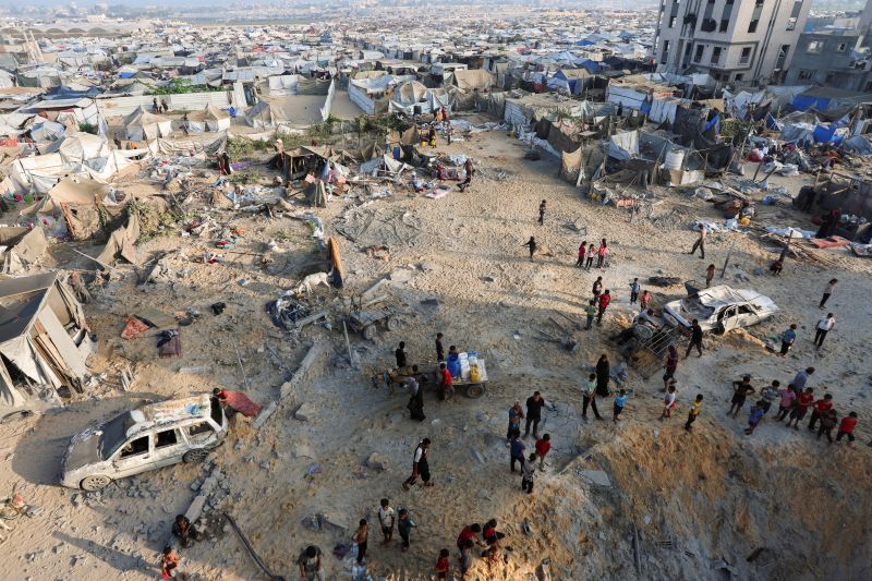 写真５　イスラエル軍による夜通しの空爆に晒されたガザ地区の住居。2025年7月28日、ガザ地区南部のハーンユーニスにて（写真：ロイター/アフロ）