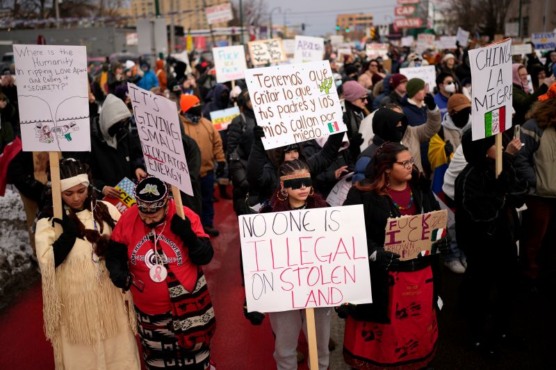 2025年1月7日にミネアポリスで起こった移民税関捜査局（ICE）による射殺事件に対する抗議活動。1月26日にも同様の射殺事件が連続して発生し運動は激化。2026年1月10日、ミネアポリスにて（写真：AP/アフロ）