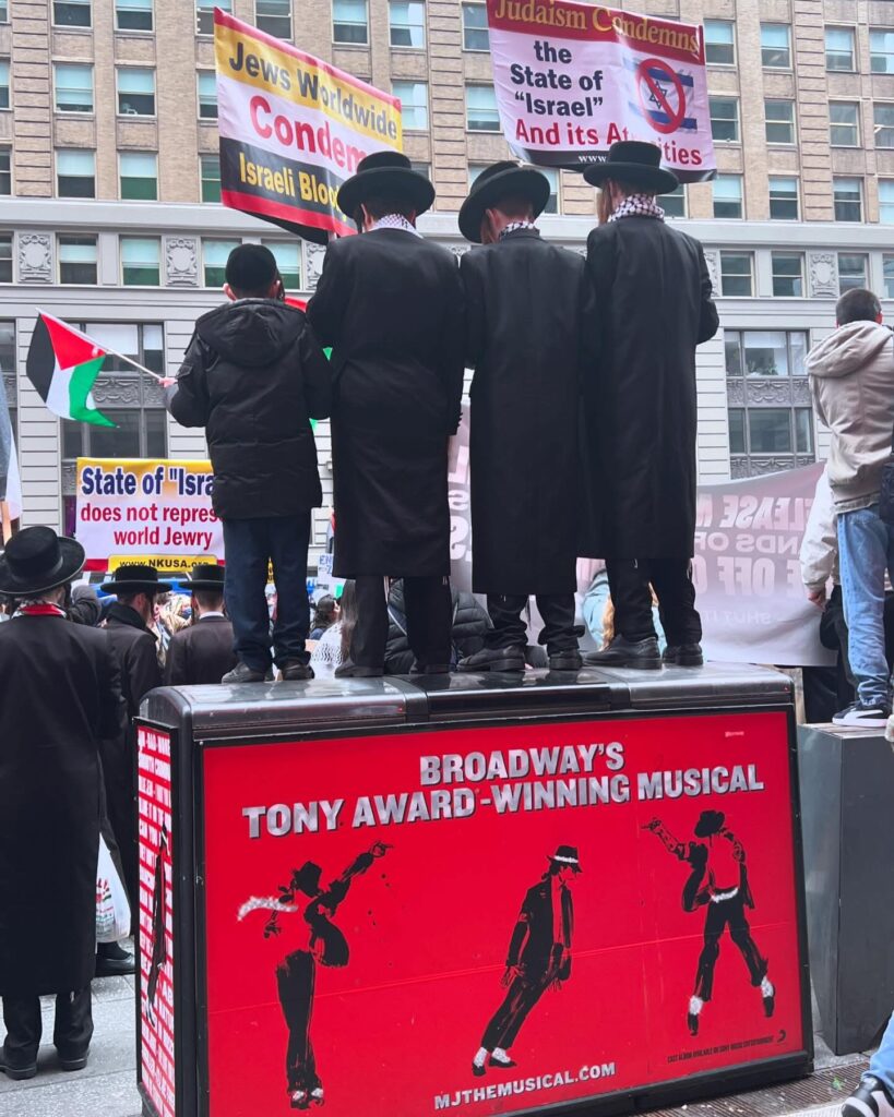 パレスチナの抵抗記念日The Land Dayに行われたニューヨーク・タイムズスクエアでの集会。「反イスラエル国は反ユダヤ系ではない」とステレオタイプに反対しパレスチナへの連帯を訴えるチャバト（正統派ユダヤ）の人々。行進では米国＋イスラエル国旗を身にまとったMAGAからのカウンターもありピリピリと衝突する場面も。（撮影：小森真樹）
