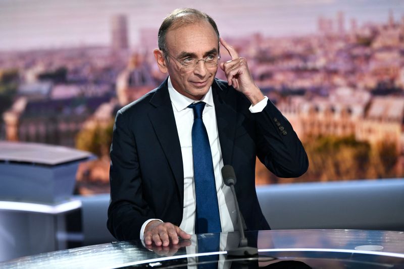2022年フランス大統領選への出馬を表明し、テレビ番組に出演するエリック・ゼムール。第1回投票では得票率7.07%にとどまり、決選投票には進めなかった。 写真:AFP/アフロ
