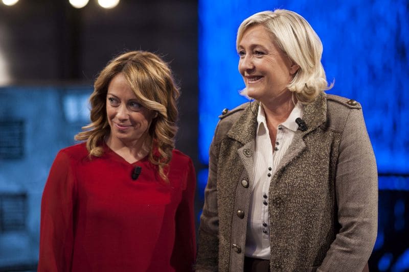 2015年1月20日、ローマのテレビ番組で共演するジョルジャ・メローニ（左）とマリーヌ・ルペン（右）。写真：Italy Photo Press/アフロ