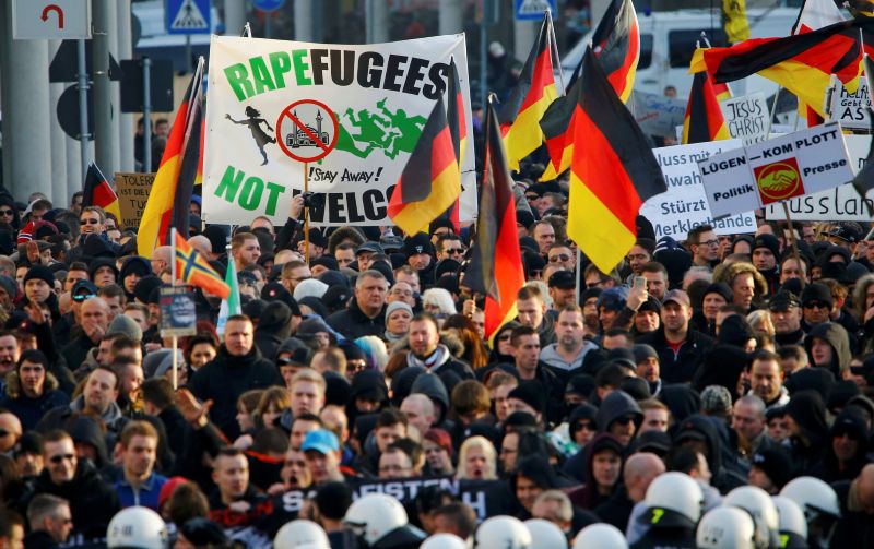 ケルン事件を受け、2016年1月9日にドイツ・ケルンで行われた極右団体PEGIDA(西洋のイスラム化に反対する愛国的ヨーロッパ人)による反移民デモ。
写真:ロイター/アフロ